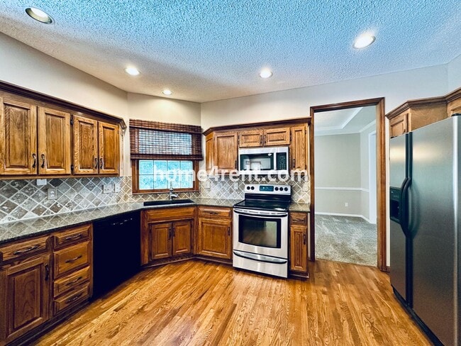 Building Photo - Beautiful, Spacious Home w/ Open Floor Pla...