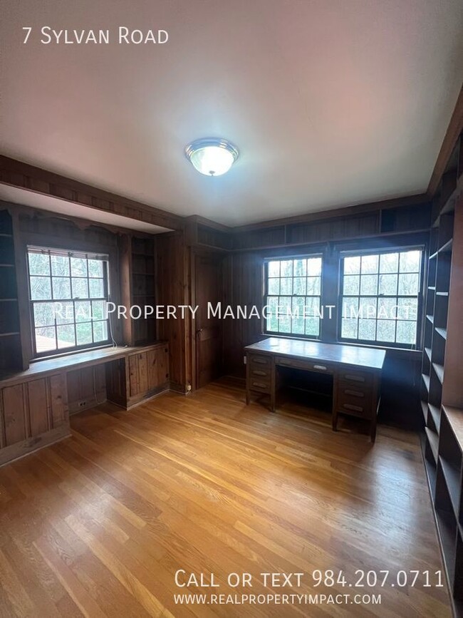 Building Photo - 1940's Charming 4 Bedroom 2 Bath Brick Col...