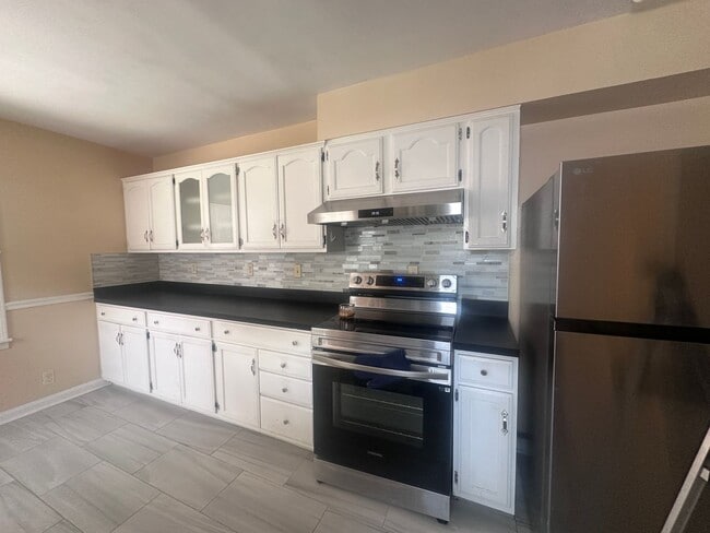Building Photo - Hikes Point 3+ bedroom home with finished basement and garage
