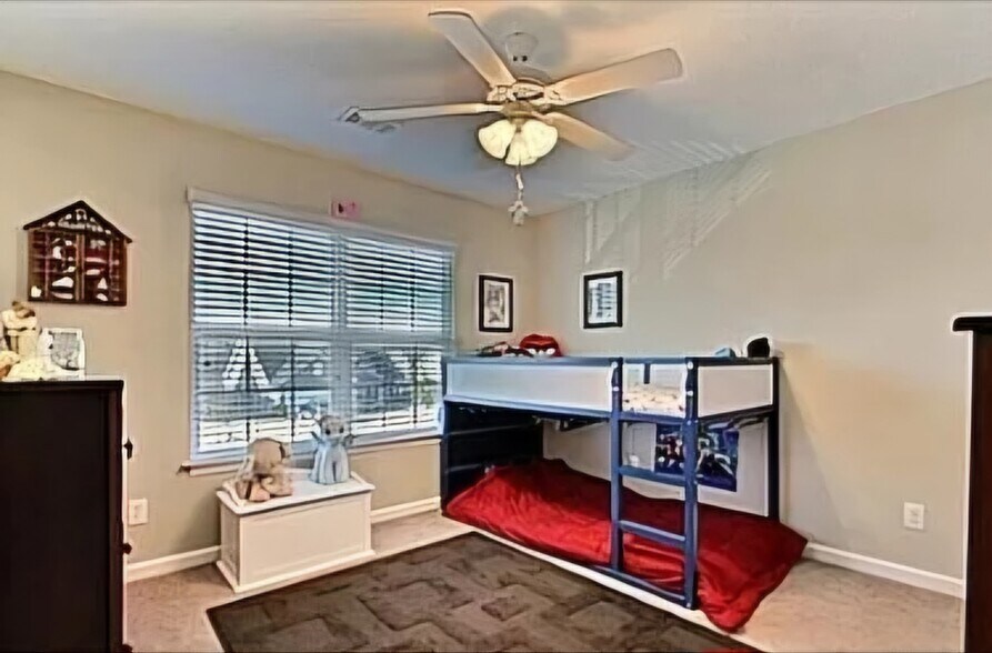 Building Photo - 210 Red Oak Dr