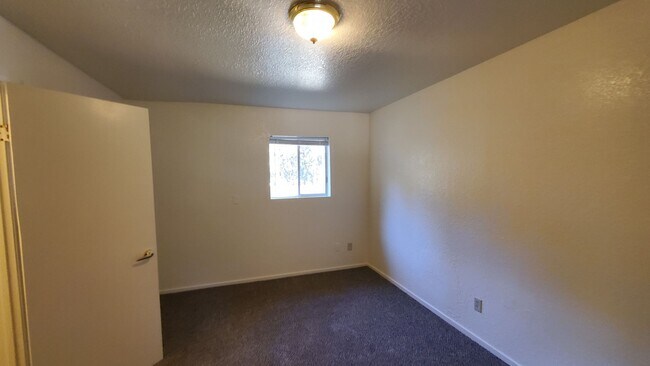 Building Photo - 2 Bedroom 1 Bath Duplex In Sierra Village With Trash & Water Included!!!
