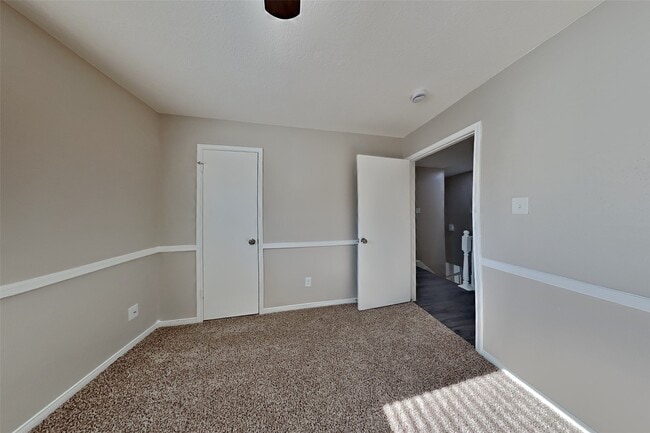 Building Photo - 6807 River Ml Dr