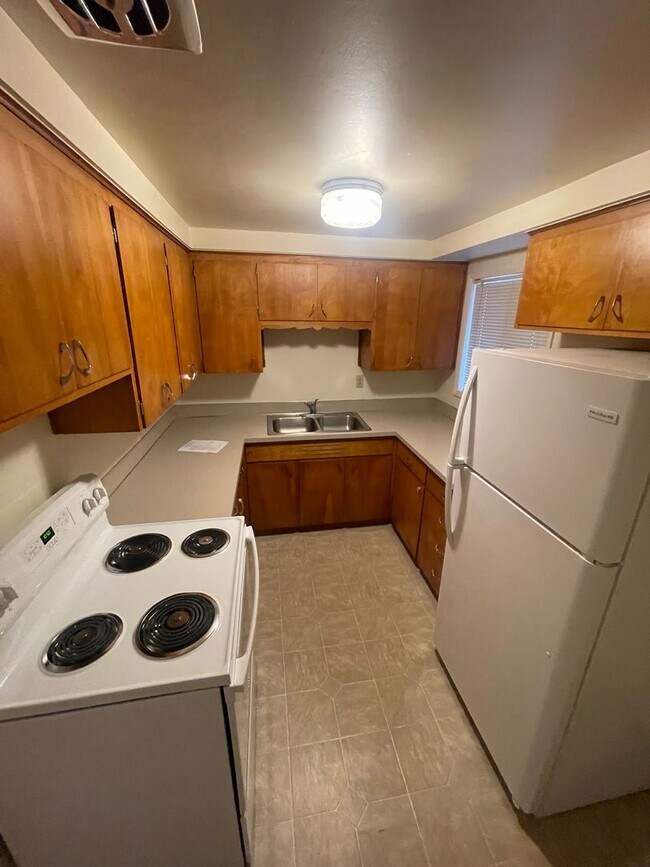 Building Photo - Large 2 Bedroom over looking the Golf Course!