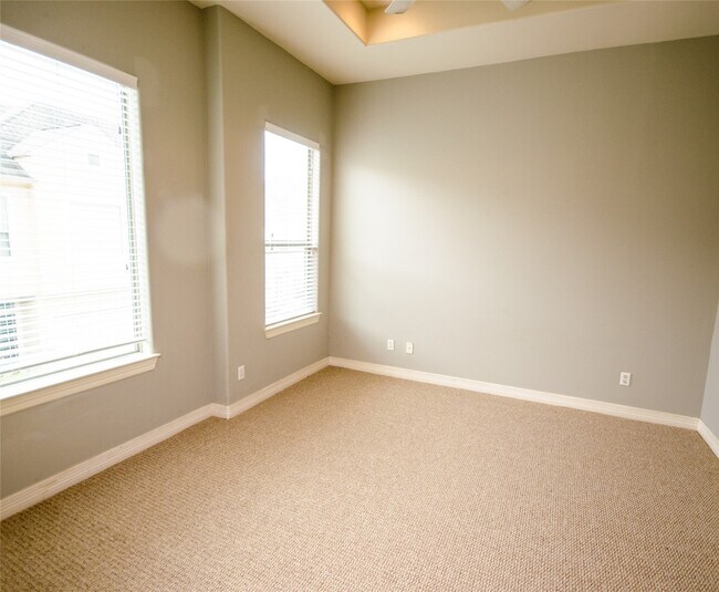 Building Photo - 3802 Center Plaza Dr