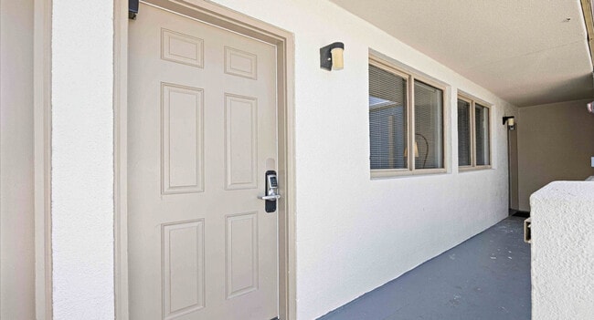 Building Photo - 556 Coral Ct