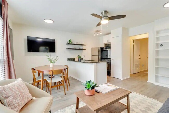 Building Photo - 2401 Manor Rd