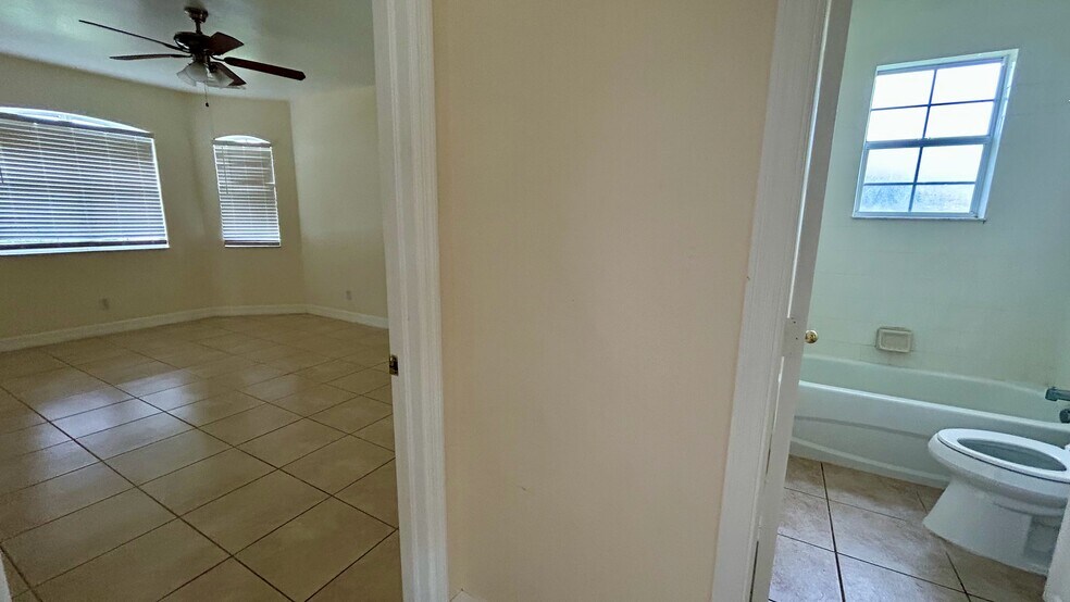 Building Photo - 2529 SW 11th Ct