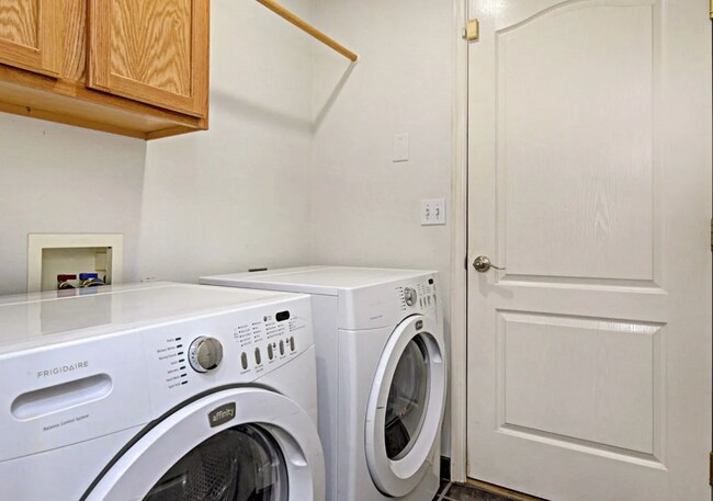 Building Photo - Bristol Heights Beauty: Single-Level 3-Car Garage Home with Private Backyard