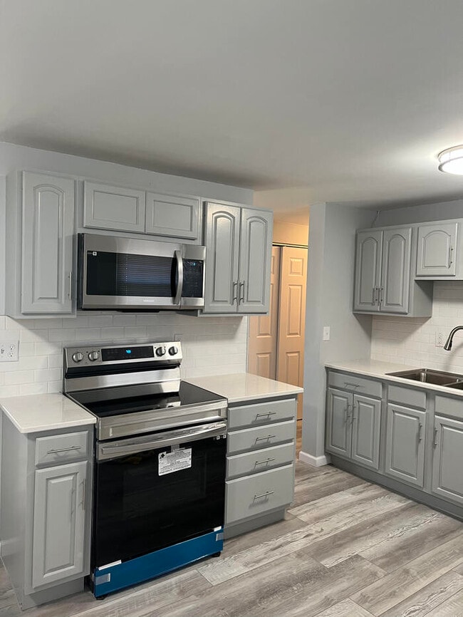 Building Photo - Updated bi-level!