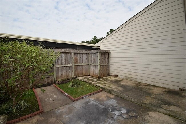 Building Photo - 9323 Westwood Village Dr