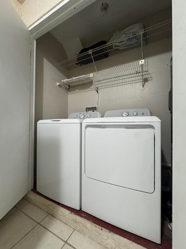 Building Photo - 3/2 in Townhomes West