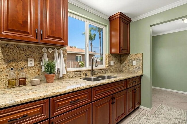 Building Photo - Spacious 3BR Retreat in the Heart of Cherokee Point