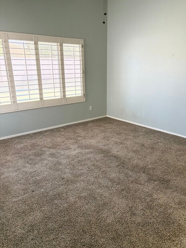 Building Photo - **BEAUTIFUL & SPACIOUS 3 BEDROOM/2 BATHROO...