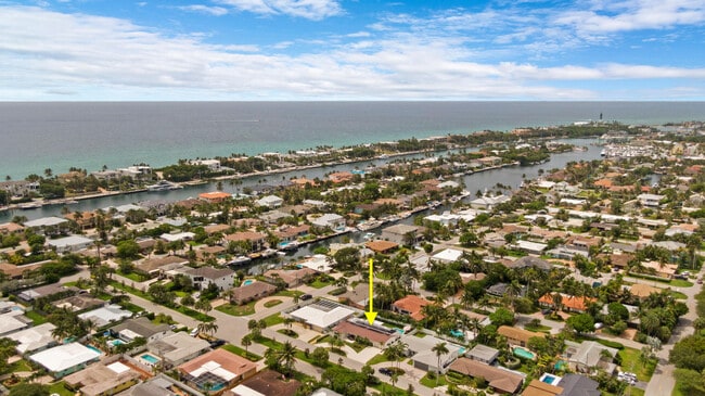 Building Photo - 2862 NE 35th Ct