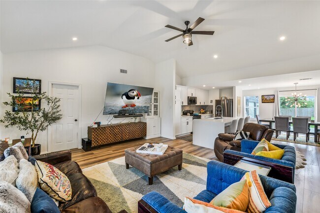 Building Photo - 2550 Roy Cir