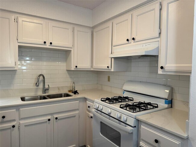 Building Photo - 12900 Hymeadow Dr
