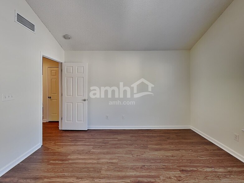Building Photo - 582 Lullingstone Dr SE