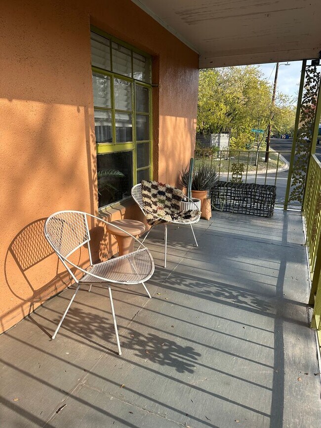 Building Photo - F28