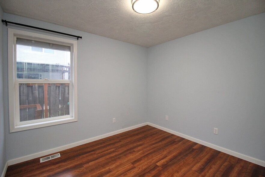 Building Photo - 601 SE 71st Ave