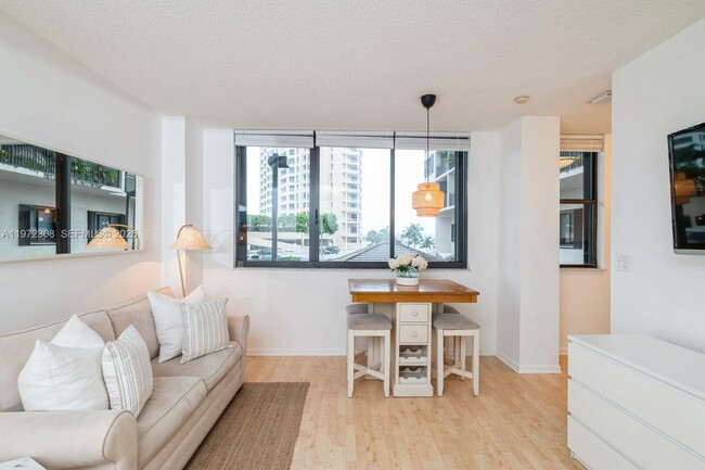 Building Photo - 540 Brickell Key Dr