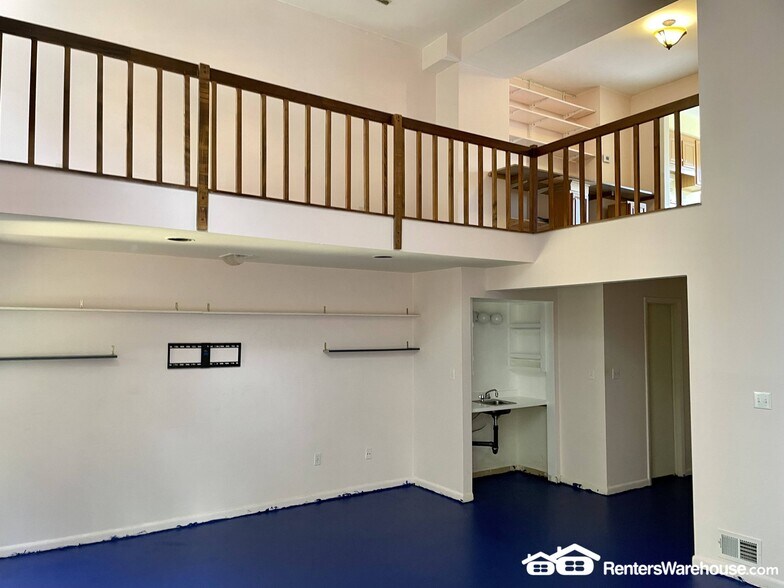 Building Photo - 9923 Valley Park Dr