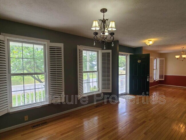 Building Photo - 10 Lockwood Dr