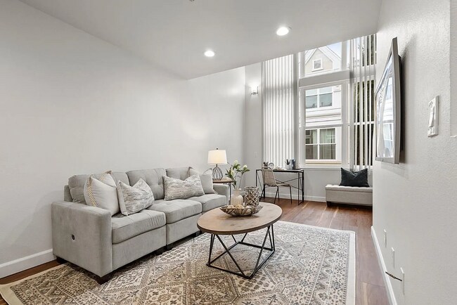 Building Photo - Loft Style Townhome w/no unit above or bel...