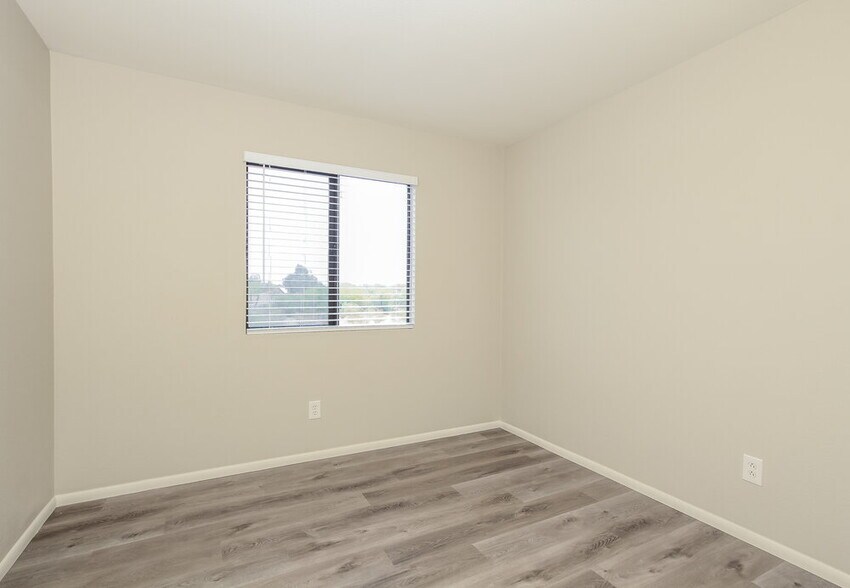 Building Photo - 2165 E Donald Dr