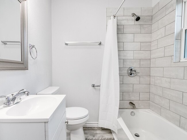 Building Photo - Freshly Renovated | 3 Bed | 2 Bath | Large...
