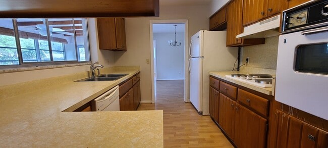 Building Photo - 1329 Fairfield Dr