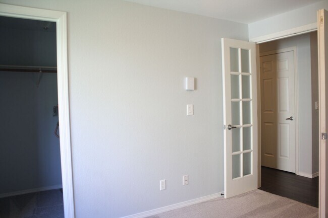 Building Photo - Top Floor 3 bdrm Mill Creek Country Club Condo Rental. Private back deck to nature reserve. Swim ...