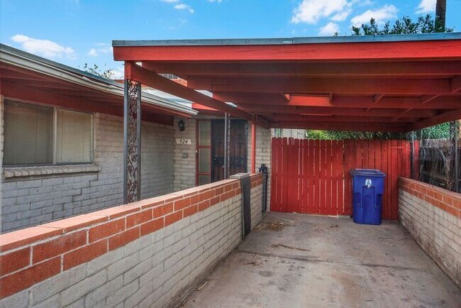 Building Photo - Pending/ Rented - Radiant East Tucson Retreat: Bright 2-Bed with Large Private Backyard