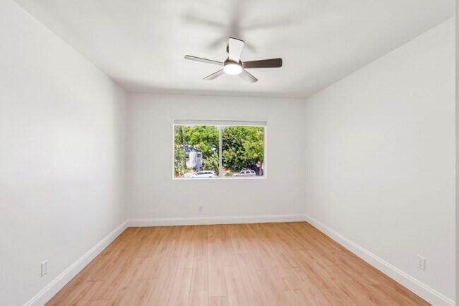 Building Photo - 2356 Montrose Ave