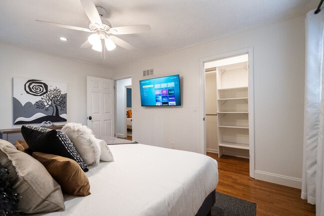 Building Photo - 306 Jason Ct