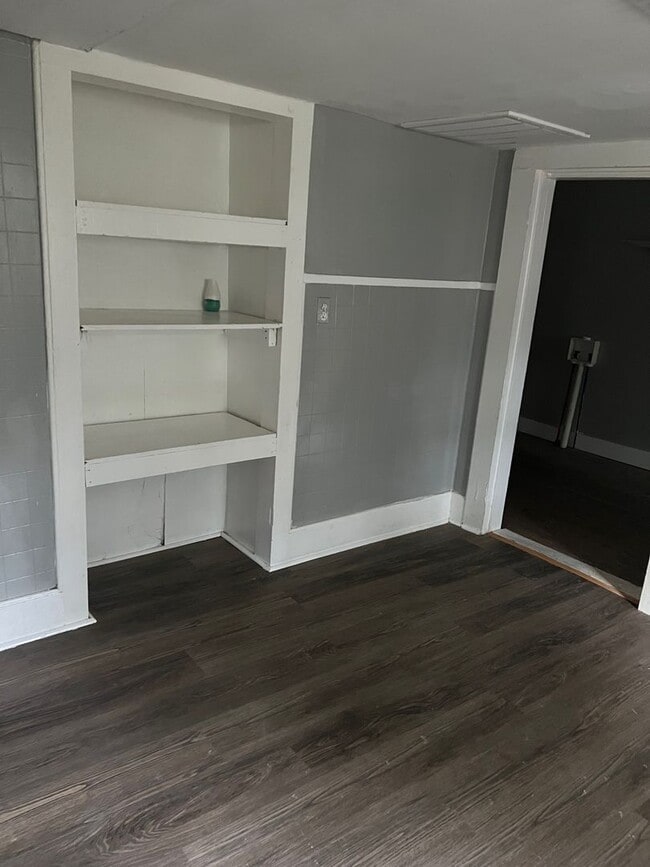 Building Photo - Large 4 Bedrooms 2 Bathrooms