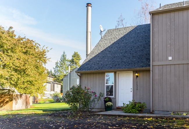 Building Photo - Townhouse style condo in Beaverton!