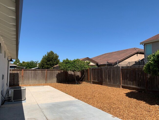 Building Photo - 900 Apricot Ln