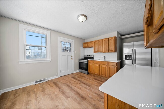 Building Photo - 8 New Hampshire Dr