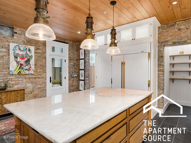 Building Photo - 2140 N Oakley Ave