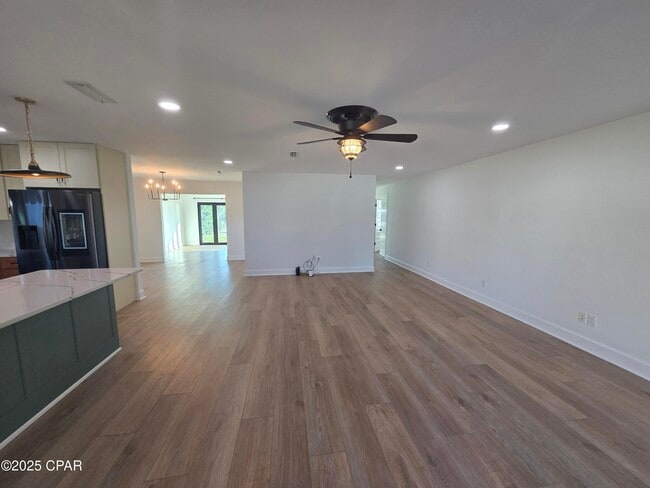 Building Photo - 920 W Beach Dr