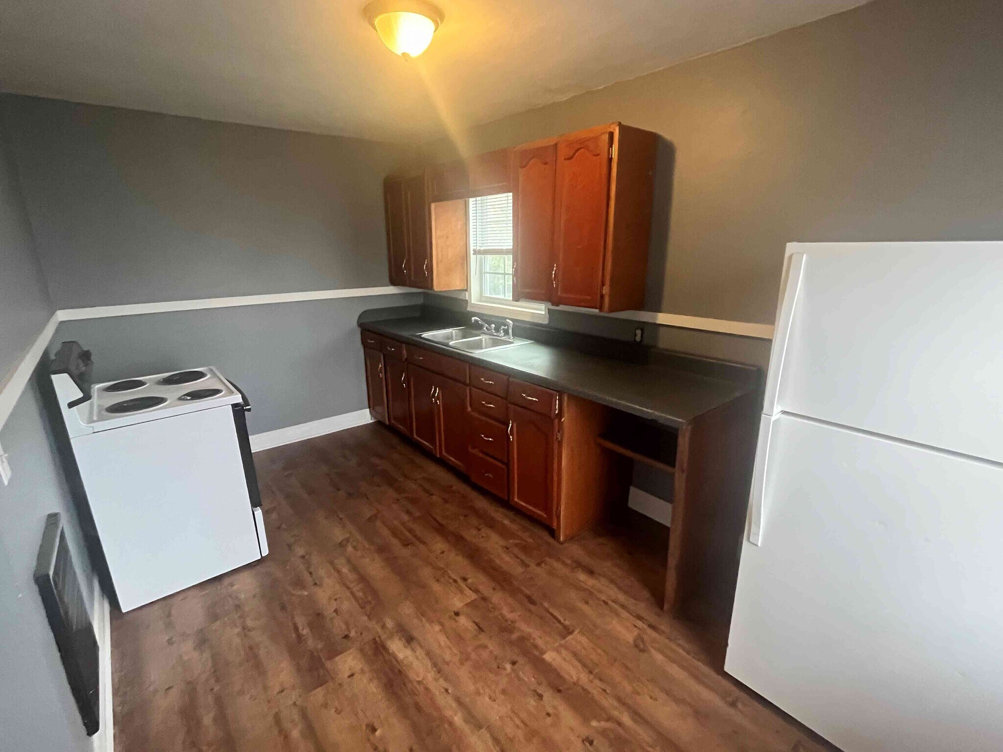 Building Photo - 817 Moulton St E