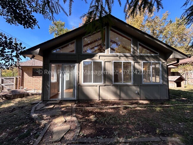 Building Photo - RENT READY! Charming 3 bed 2 bath home in the Eastside of Fort Smith!