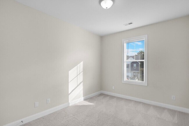 Building Photo - Townhouse For Rent! Rebated Application Fe...