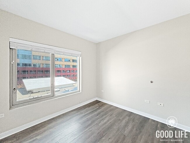 Building Photo - Charming 2BD/1BA Condo in Downtown W/ A/C, W/D, Community Pool, Spa, & Gym!