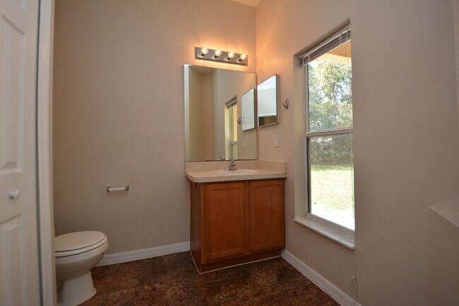 Building Photo - "Spacious 4-Bed Oasis in Palm Coast with 2...