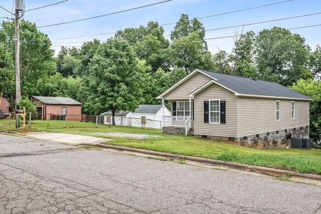 Building Photo - Welcome to this charming 4 bedroom, 2 bathroom home located in Greensboro, NC.