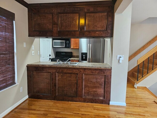 Building Photo - Wonderfully Remodeled Tri Level 3BR/2BTH Soulard Townhouse