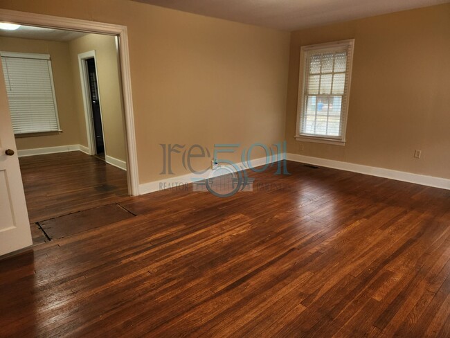 Building Photo - Great Find in Hillcrest! 2BR & 1 BA