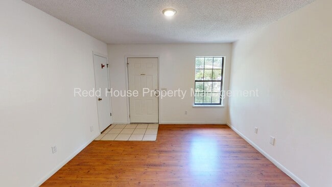 Building Photo - 111 Oakridge Cir