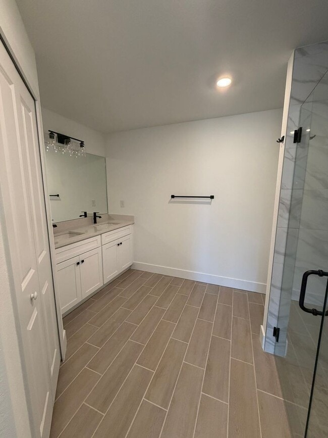 Building Photo - 1607 Ne-36 Ln